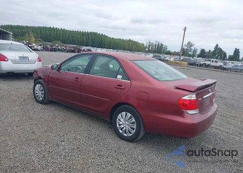 2005 Toyota Camry Le z USA, uszkodzony, nr VIN 4T1BE32K25U076731
